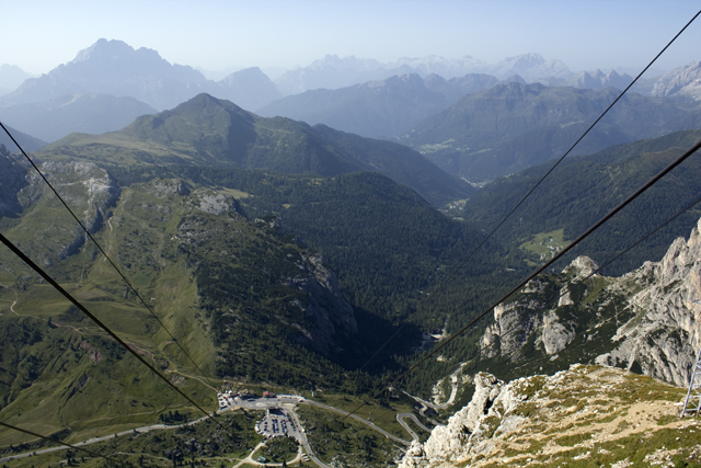 2011-08-22_07-49-17 cadore.jpg - Seilbahn vom Passo Falzarego zum Lagazuoi Pizo